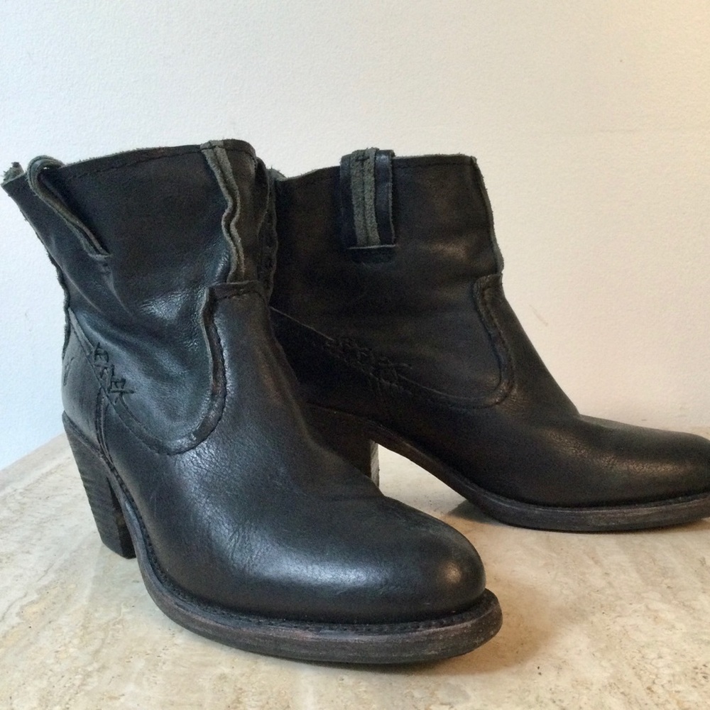 Frye Leslie Artisan Short women's ankle booties Size 7.5 B  Back zip.